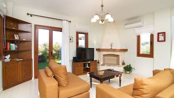 Smart TV, fireplace, DVD player, table tennis