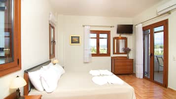 4 bedrooms, in-room safe, iron/ironing board, free WiFi