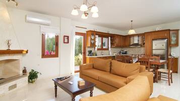 Smart TV, fireplace, DVD player, table tennis