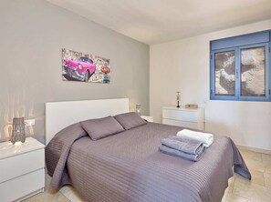 1 habitación, tabla de planchar con plancha y cuna de viaje 