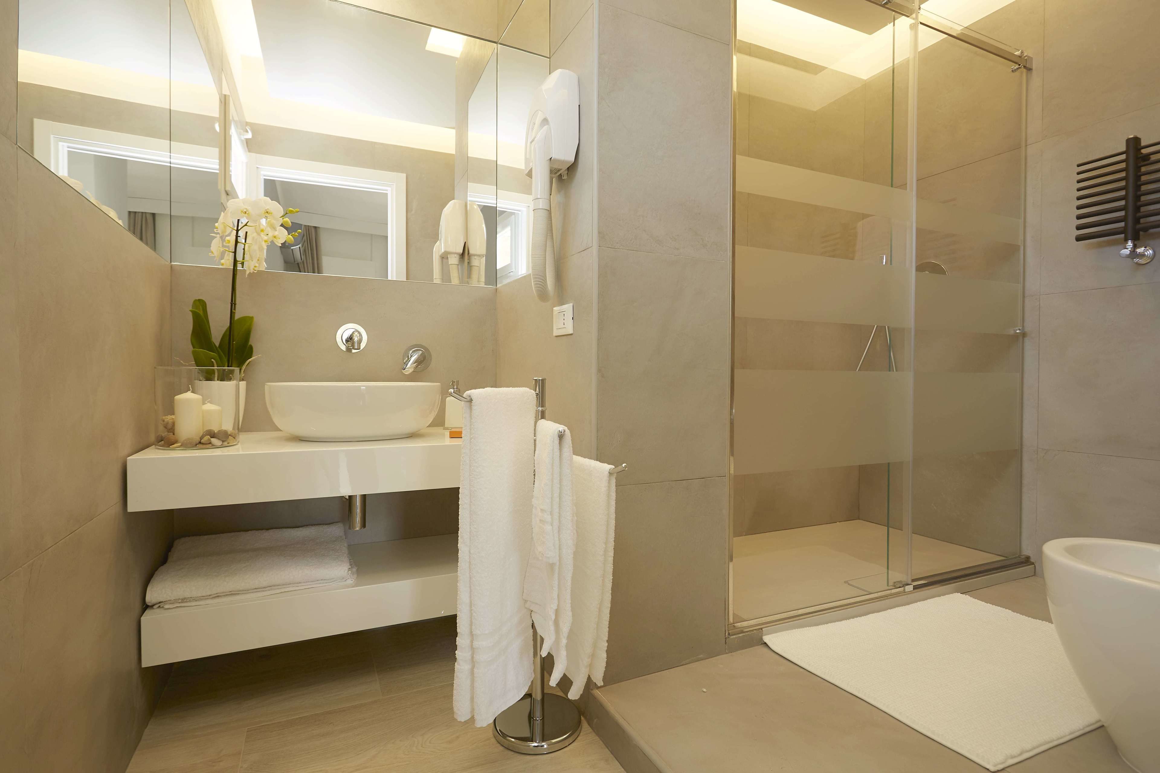 Kamar Quadruple Mewah | Kamar mandi | Shower, pengering rambut, sandal, dan kloset
