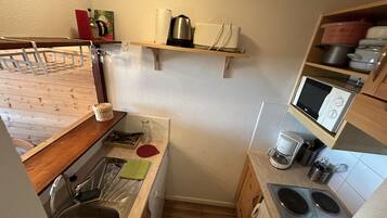 Frigorífico, microondas, placa de cocina y lavavajillas