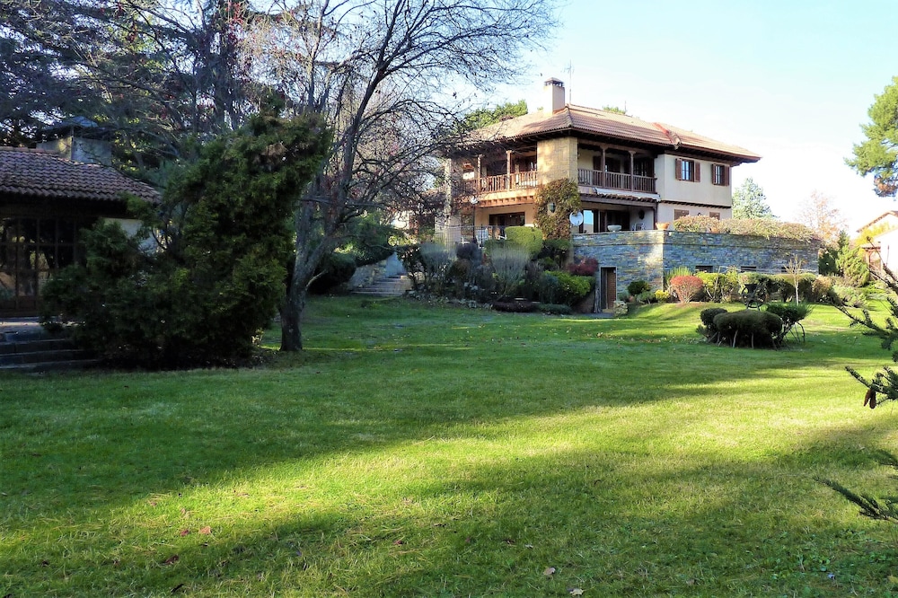 Splendid villa with large garden and game court in cool climate