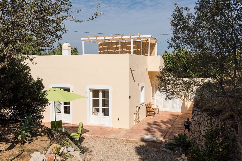Lovely Portuguese house with stunning views from the roof terrace to the sea