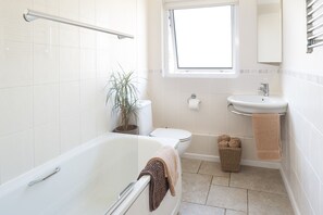 Combined shower/bathtub, hair dryer, towels