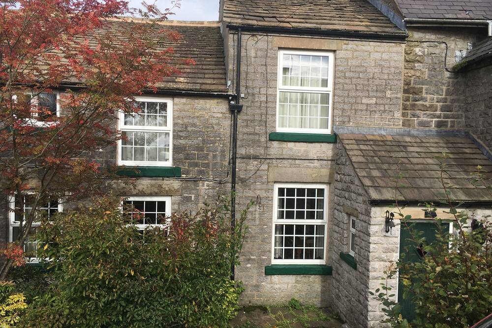 Smithy Cottage; comfortable 18th Century Cottage. In the Peak District Park