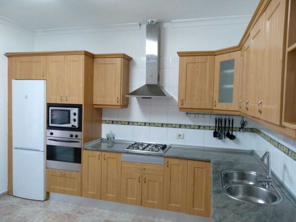 Kühlschrank, Mikrowelle, Ofen, Wasserkocher mit Kaffee-/Teezubehör