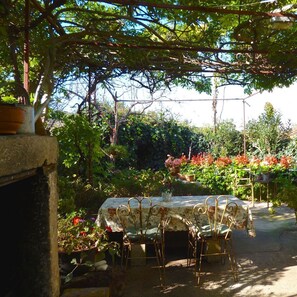 Outdoor dining - Charming 2-Bedroom Apartment for 4 Guests (Veli Lošinj)