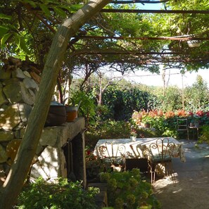 Outdoor dining - Charming 2-Bedroom Apartment for 4 Guests (Veli Lošinj)