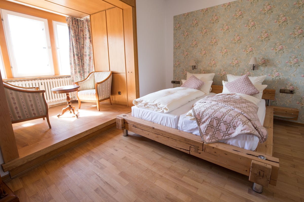 deluxe double room | individually decorated, individually furnished, desk, soundproofing