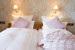 컴포트 더블룸 | 각각 다른 스타일의 인테리어, 각각 다르게 가구 비치, 책상, 방음 설비