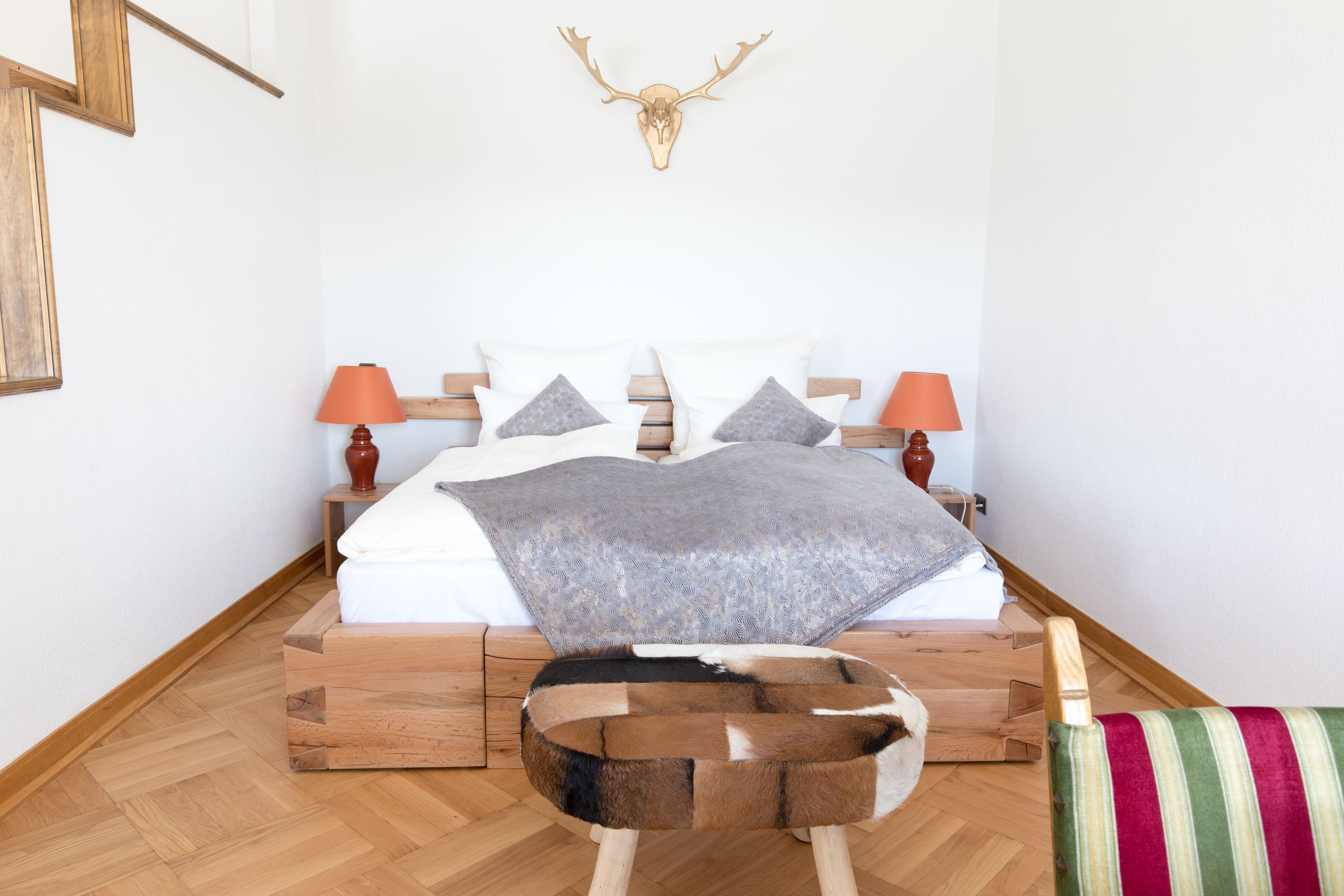 Decoración personalizada, muebles diferentes y escritorio 