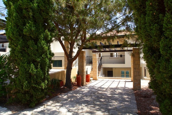 Private parking, entrance a few steps up. Golf Club 200 m, Village Square 250 m