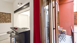 Una cocina moderna con barra, una pared de acento de piedra y vistas del patio exterior.