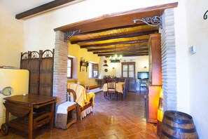 Interior - Direct access to the Sea, ideal for family and group, submerged by nature, cosy (Cefalu)