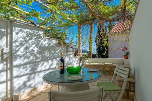 Belle terrasse, emplacement parfait: 3 minutes Ă pied de la vieille ville et de la plage