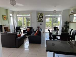 Smart TV, fireplace, books, stereo - Superb 5* Sea View Luxury Villa,Private Pool in Central Protaras with FREE WIFI (Protaras)