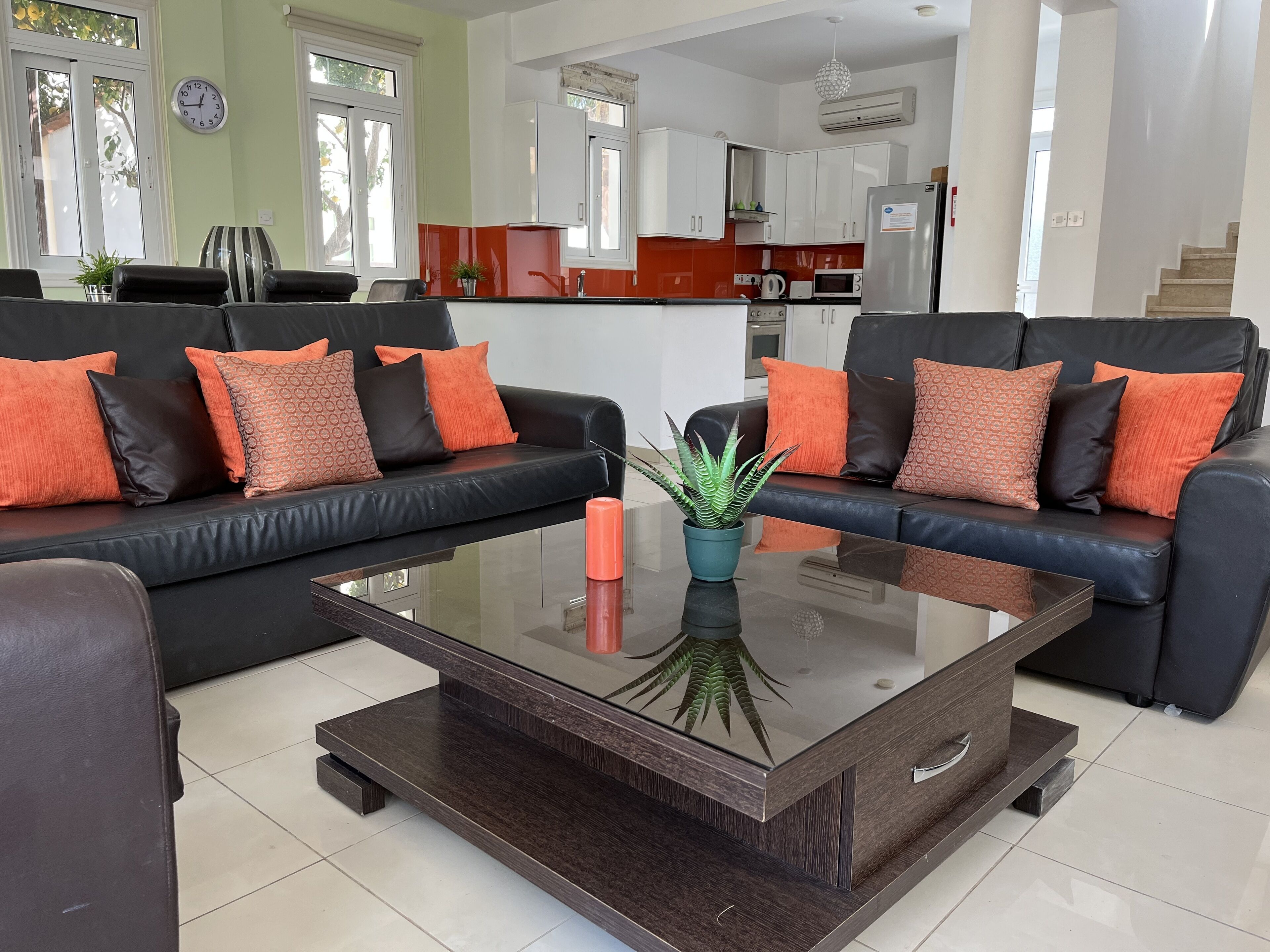 Smart-TV, peis, bøker og stereoanlegg