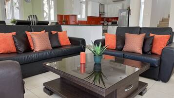 Smart-TV, peis, bøker og stereoanlegg