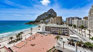 A coastal cityscape with a prominent mountain, beachfront promenade, and modern buildings. - Zafiro 18B - Front line apartment with sea views and direct access to the beach (Calpe / Calp)
