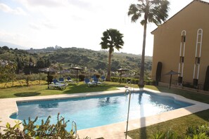 Pool - 2 bed apartment Estepona/Marbella . Mountain ocean views, beach, golf, shops. (Estepona)