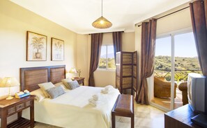 2 bedrooms, iron/ironing board, WiFi, bed sheets - 2 bed apartment Estepona/Marbella . Mountain ocean views, beach, golf, shops. (Estepona)