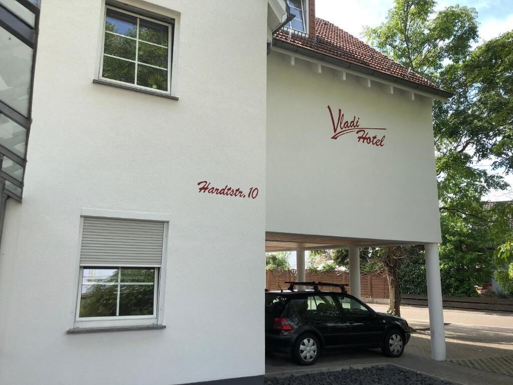 A building with a sign reading "Vlad Hotel" and "Hardtsee 10".