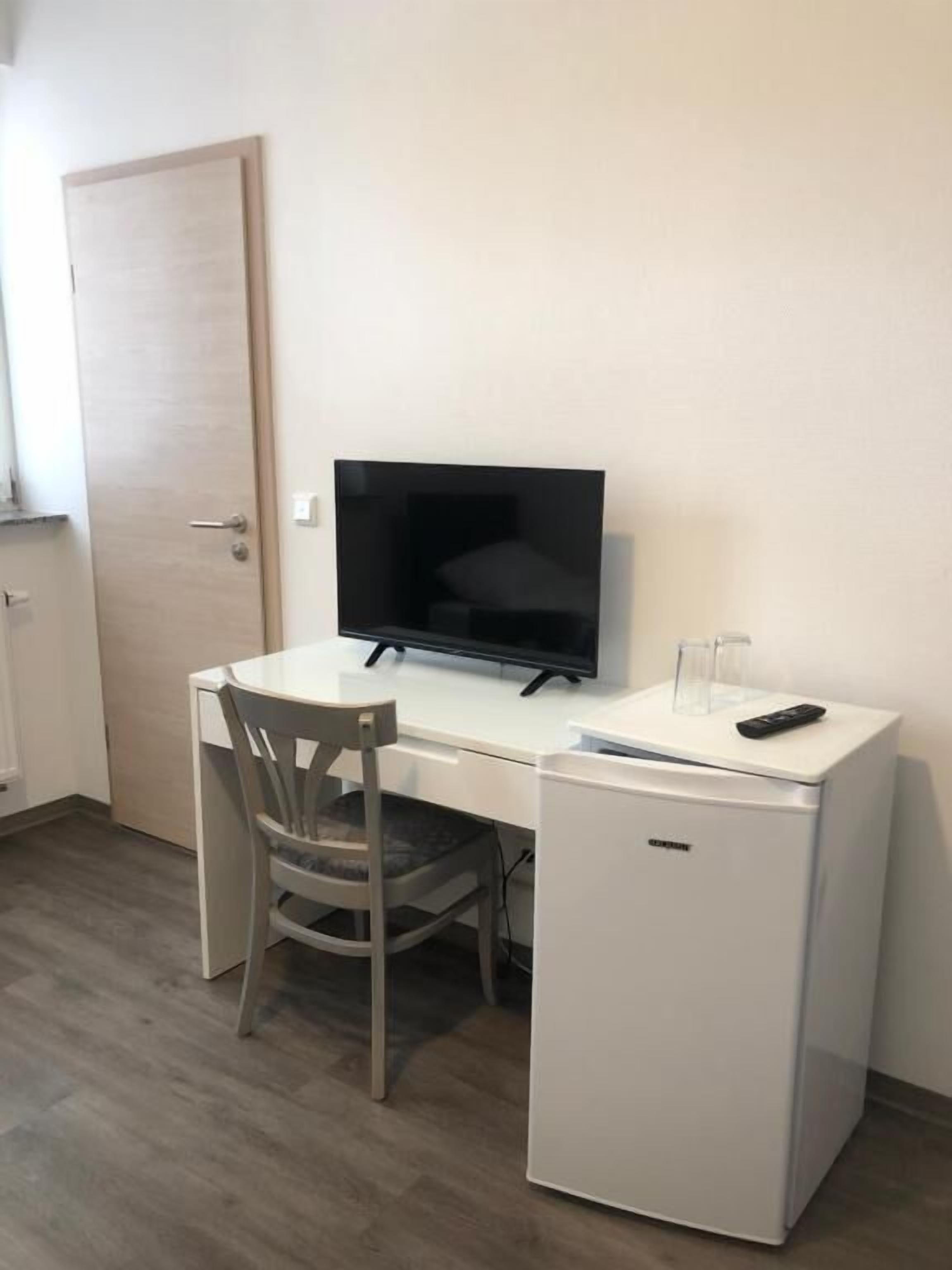 Zimmersafe, Schreibtisch, kostenlose Babybetten, kostenloses WLAN