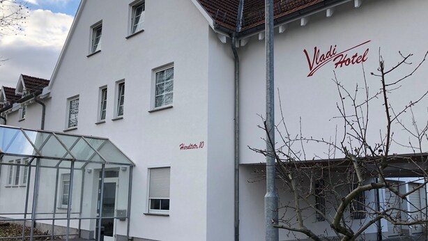 A white building with the sign "Vlad Hotel" and "Hardtstr. 10" on its facade. - Hotel Vladi (Walldorf)