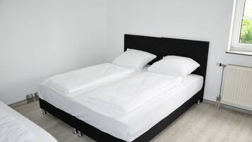 Triple Room | In-room safe, desk, free cribs/infant beds, free WiFi