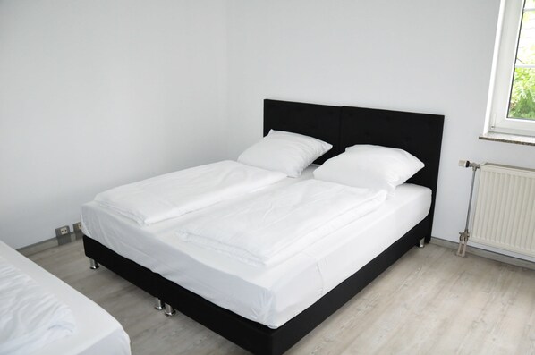 Dreibettzimmer | Zimmersafe, Schreibtisch, kostenlose Babybetten, kostenloses WLAN