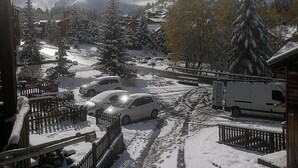 A snowy landscape with a clear sky, a mountain in the background, and a building with a snow-covered roof. - LES 2 ALPES .. RENTED APARTMENT WITHOUT OPPOSITE (Mont-de-Lans)