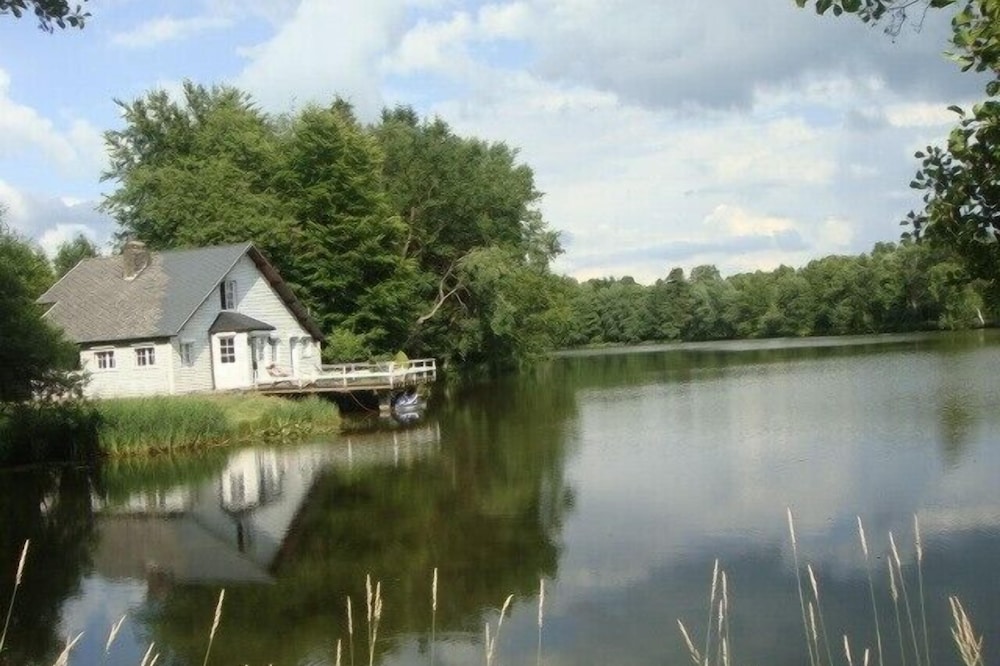 Charming cottage in front of a big private lake
