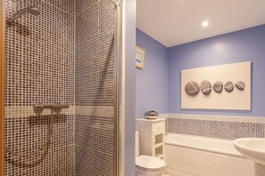 Baignoire, sĂšche-cheveux, serviettes fournies