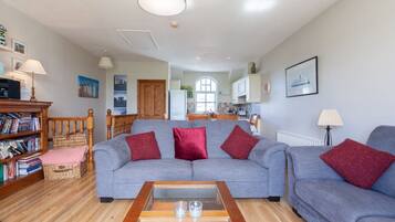 Smart-TV, peis, DVD-spiller og stereoanlegg