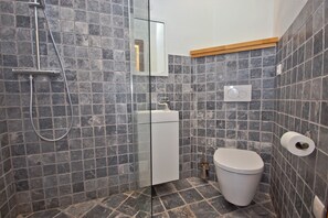 Haartrockner, Handtücher, Toilettenpapier