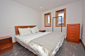 7 soverom, skrivebord, strykejern/-brett og reiseseng for barn