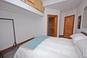 7 Schlafzimmer, Schreibtisch, Bügeleisen/Bügelbrett, Reisekinderbett