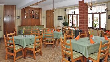 Desayuno buffet (EUR 10.00 por persona)