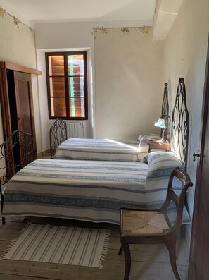 6 chambres, bureau, fer et planche à repasser, lit de bébé portatif