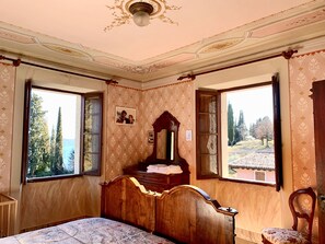 6 Schlafzimmer, Schreibtisch, Bügeleisen/Bügelbrett, Reisekinderbett