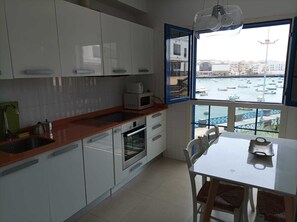 Een koelkast, een microgolfoven, een oven, een kookplaat