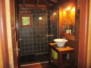 Een douche, handdoeken, toiletpapier