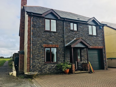 Bright, Comfortable Family House Perfectly Situated For Costal And Inland Visits
