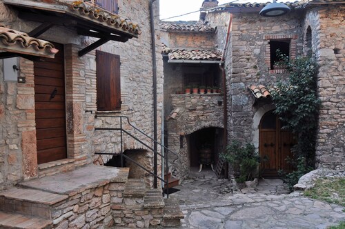 CASA LA TORRE in the small Umbrian village of Macerino