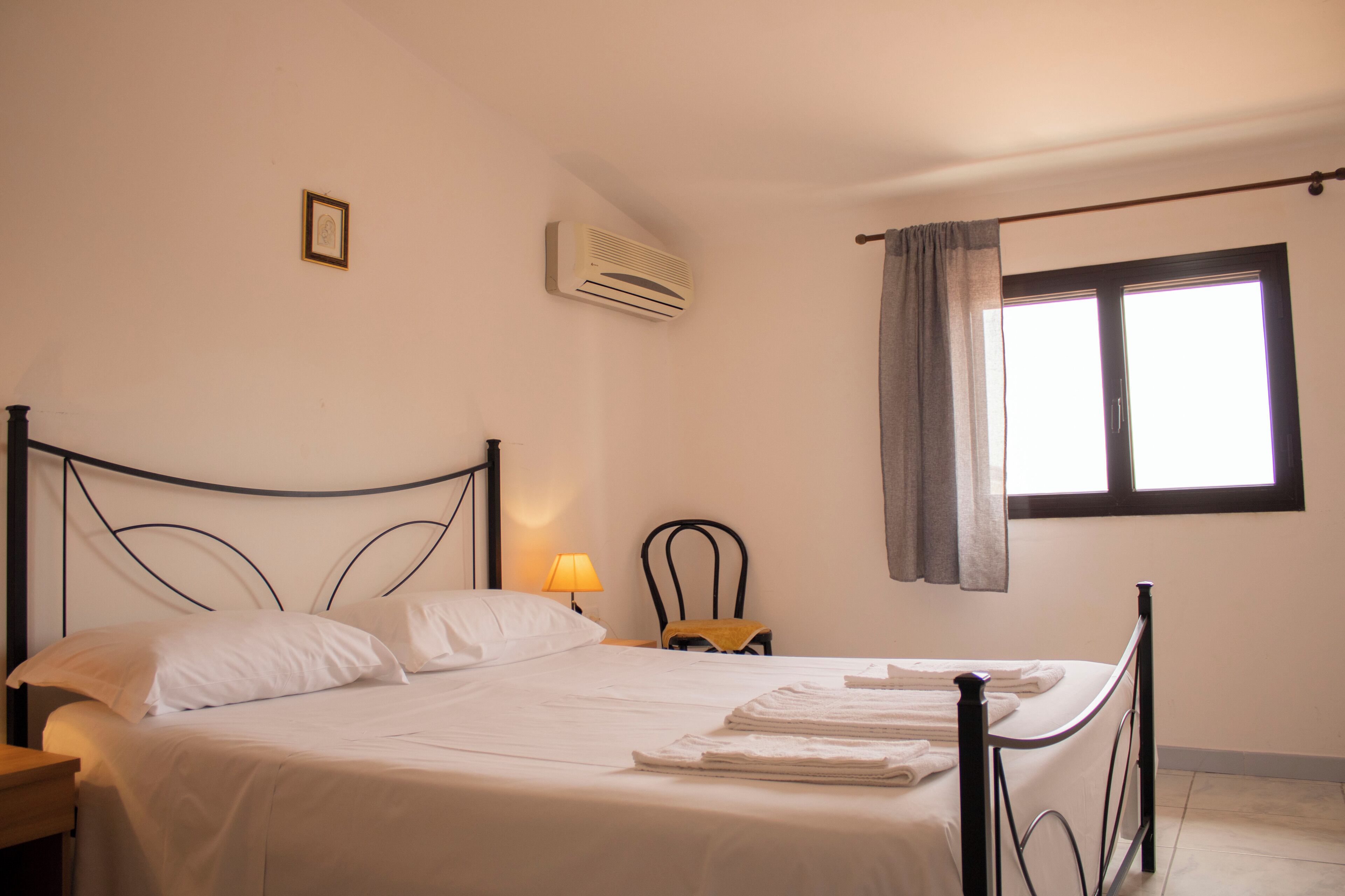 6 bedrooms, desk, iron/ironing board, free WiFi