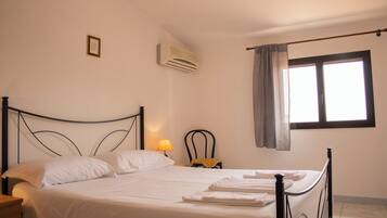 6 bedrooms, desk, iron/ironing board, free WiFi