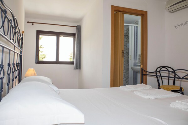 6 bedrooms, desk, iron/ironing board, free WiFi