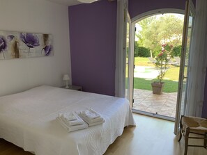 4 slaapkamers, een bureau, een strijkplank/strijkijzer, reisbedje