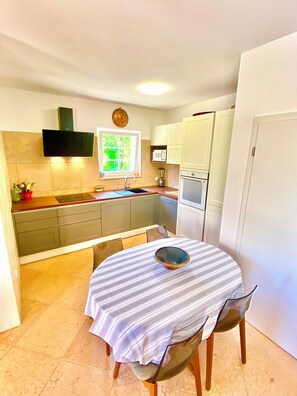 Réfrigérateur, four à micro-ondes, un four, surface de cuisson